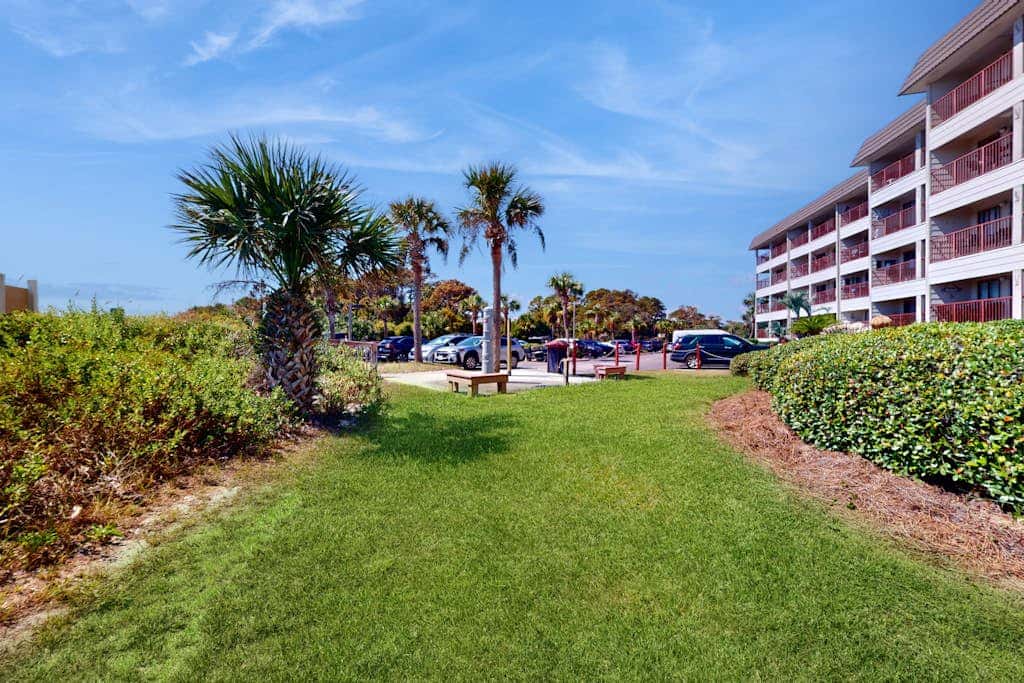 1st floor condo near the beach with pool, tennis, balcony, gym, streaming, WD