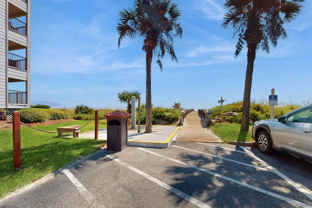 1st floor condo near the beach with pool, tennis, balcony, gym, streaming, WD
