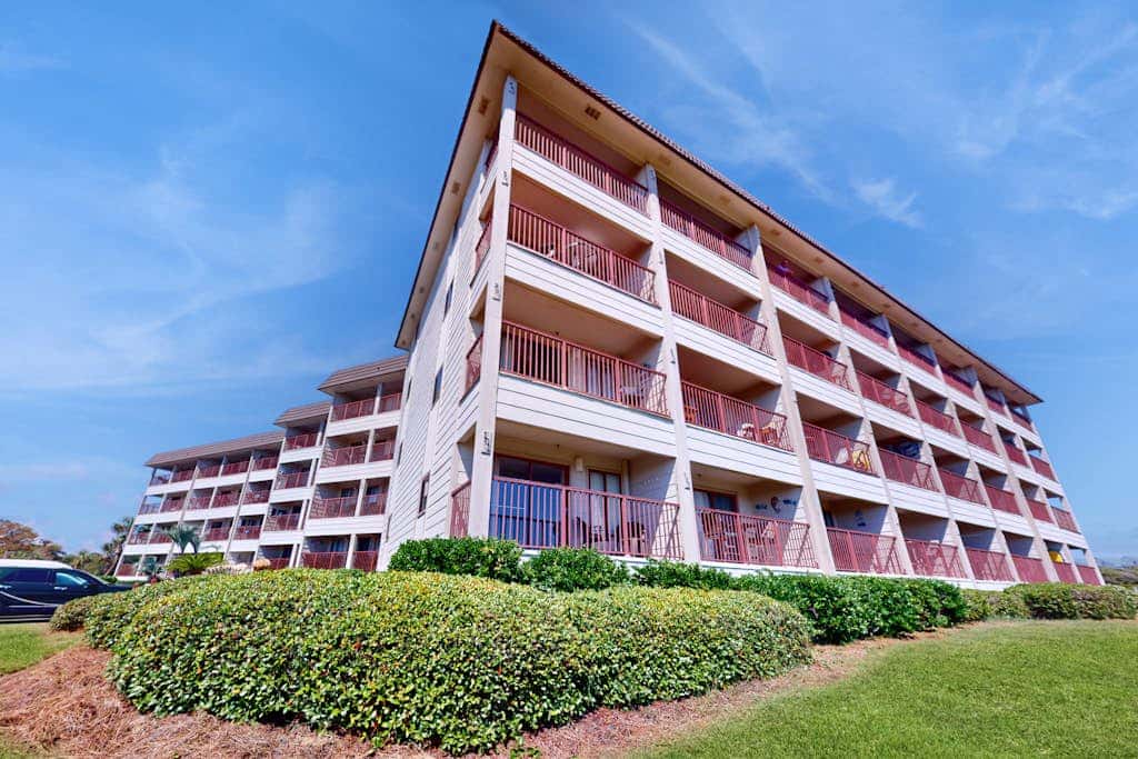 1st floor condo near the beach with pool, tennis, balcony, gym, streaming, WD