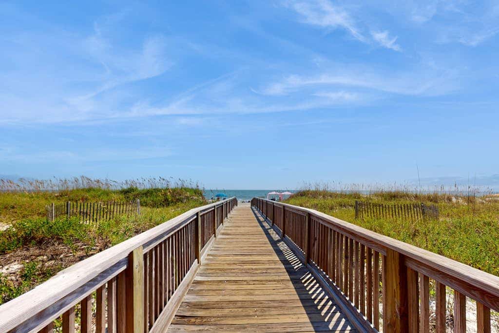 1st floor condo near the beach with pool, tennis, balcony, gym, streaming, WD
