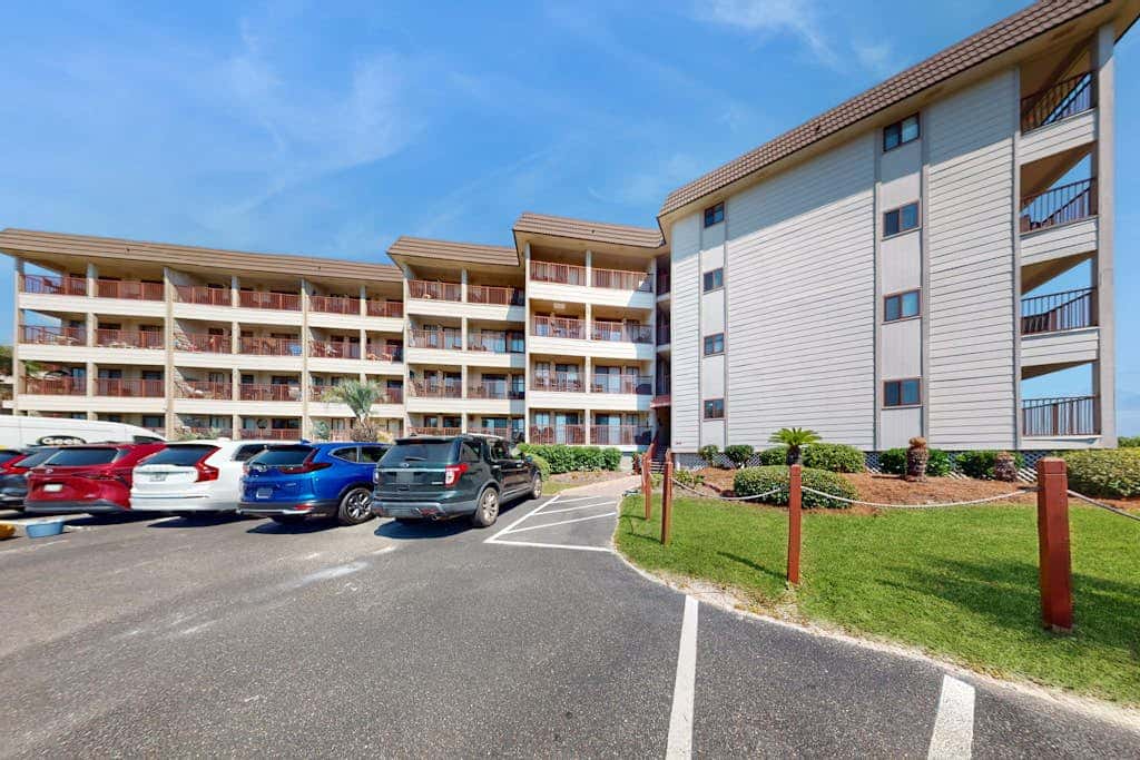 1st floor condo near the beach with pool, tennis, balcony, gym, streaming, WD