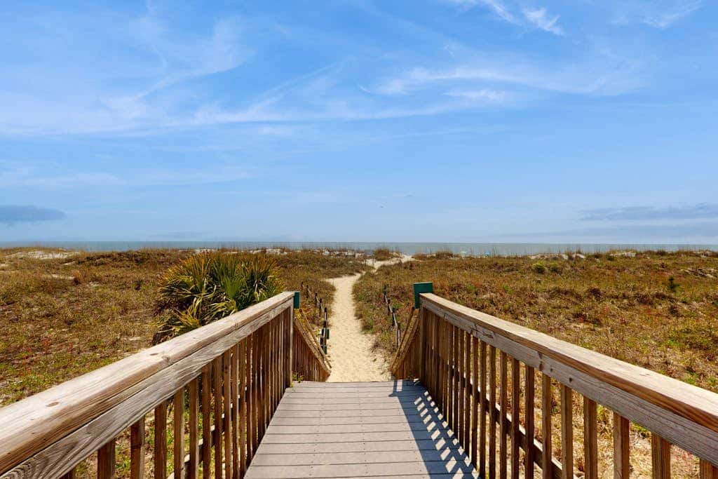 1st floor condo near the beach with pool, tennis, balcony, gym, streaming, WD