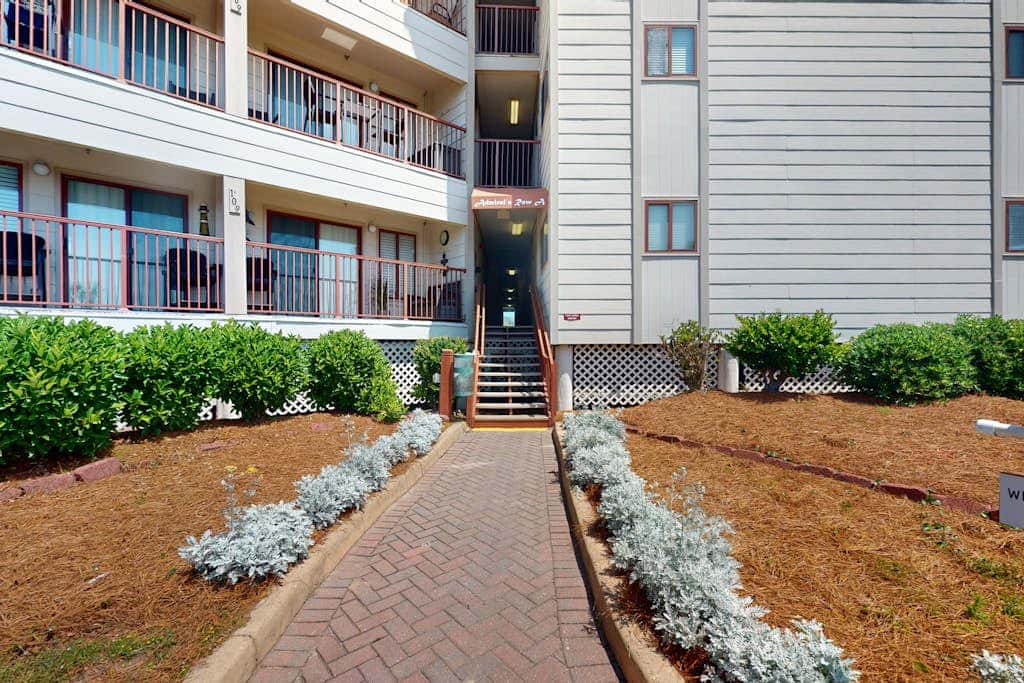 1st floor condo near the beach with pool, tennis, balcony, gym, streaming, WD