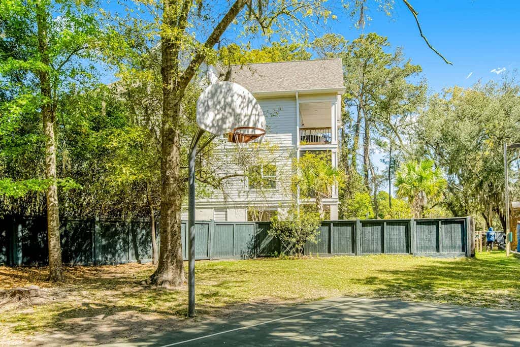 1st floor condo near the beach with pool, tennis, balcony, gym, streaming, WD