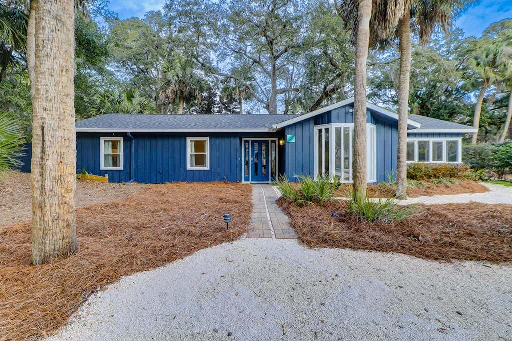 3 bedroom home Palm lined hideaway with pool and Dog Friendly
