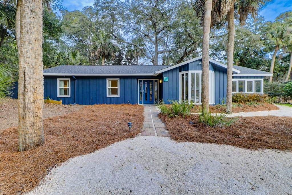 3 bedroom home Palm lined hideaway with pool and Dog Friendly