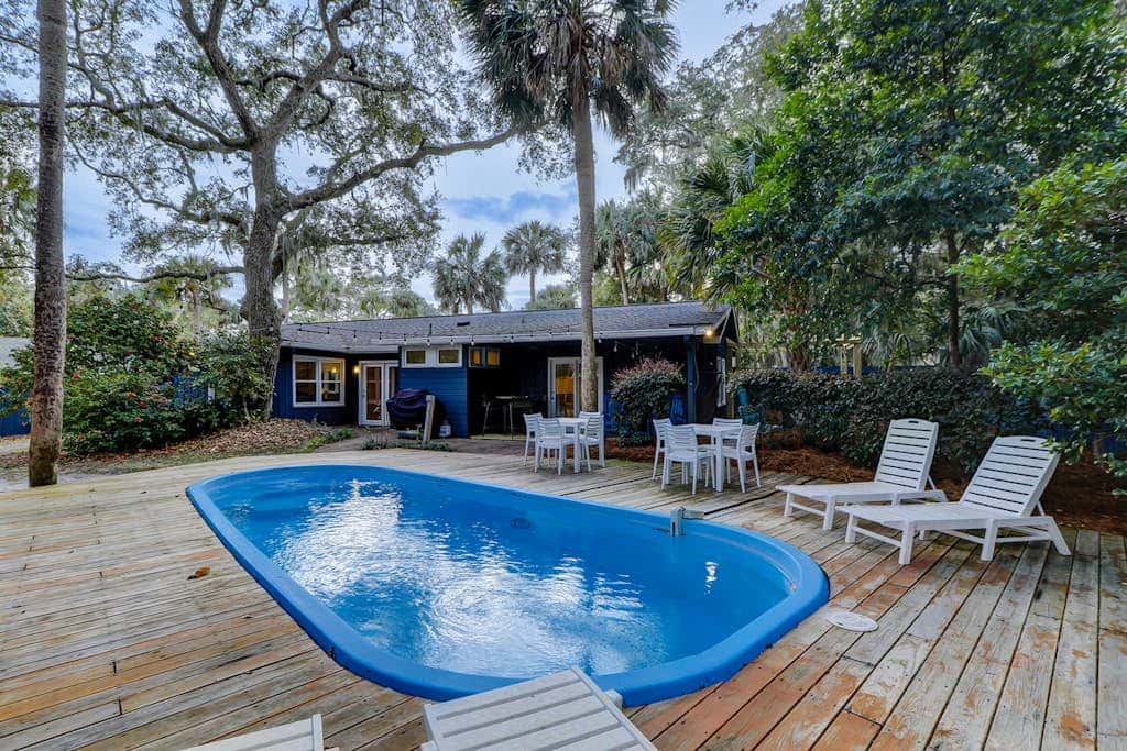 3 bedroom home Palm lined hideaway with pool and Dog Friendly
