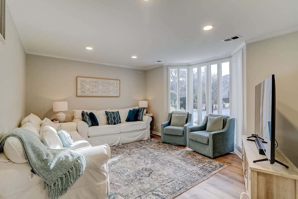 3 bedroom home Palm lined hideaway with pool and Dog Friendly