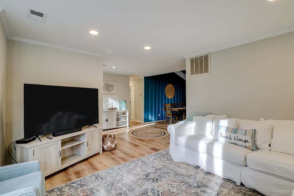3 bedroom home Palm lined hideaway with pool and Dog Friendly