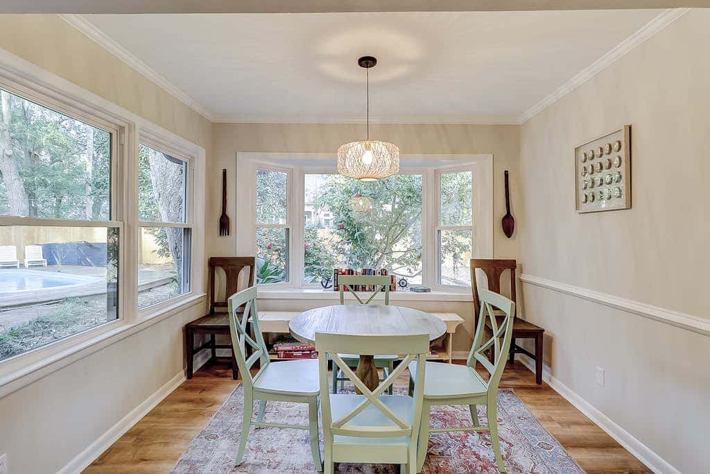 3 bedroom home Palm lined hideaway with pool and Dog Friendly