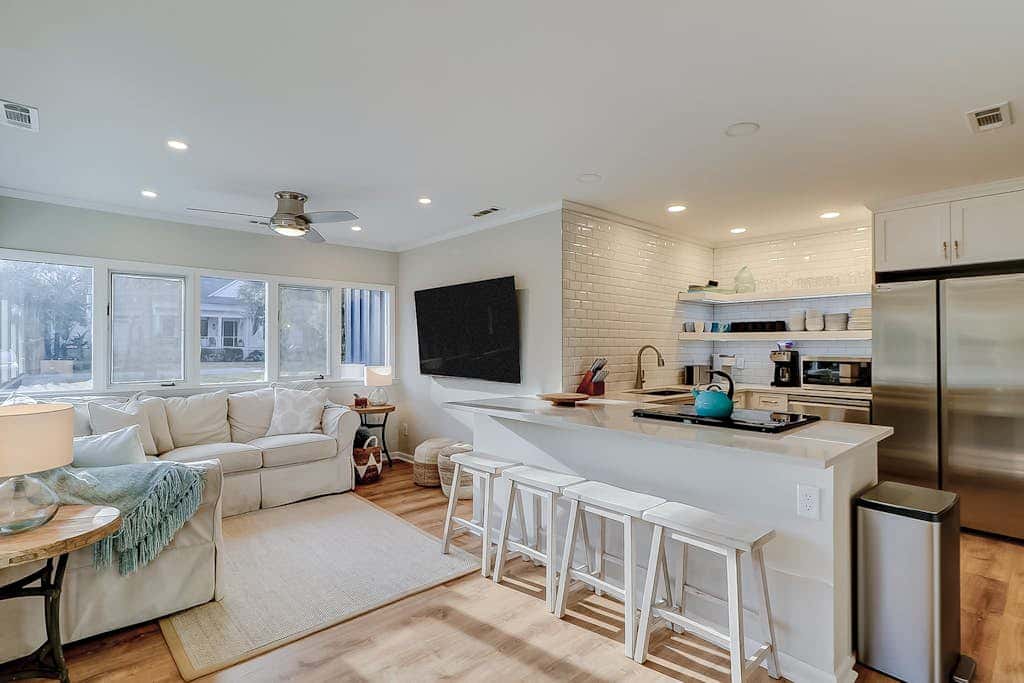 3 bedroom home Palm lined hideaway with pool and Dog Friendly