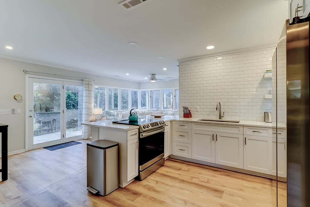 3 bedroom home Palm lined hideaway with pool and Dog Friendly