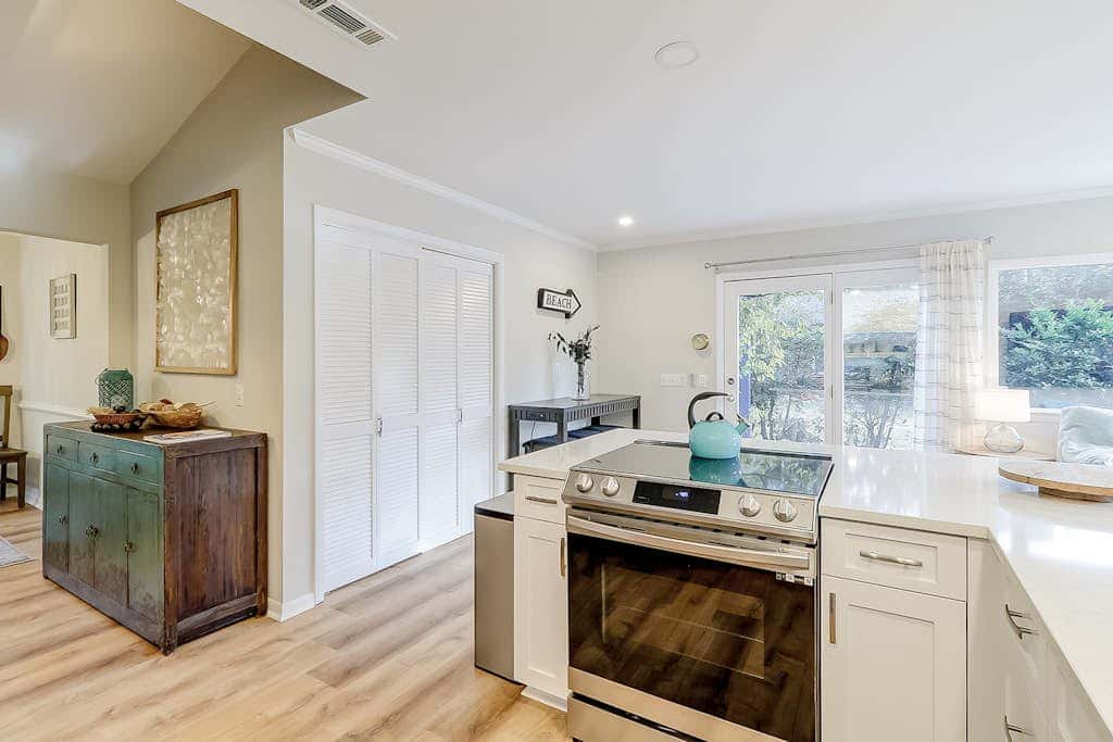3 bedroom home Palm lined hideaway with pool and Dog Friendly