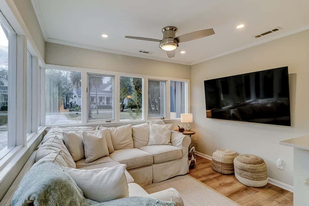 3 bedroom home Palm lined hideaway with pool and Dog Friendly