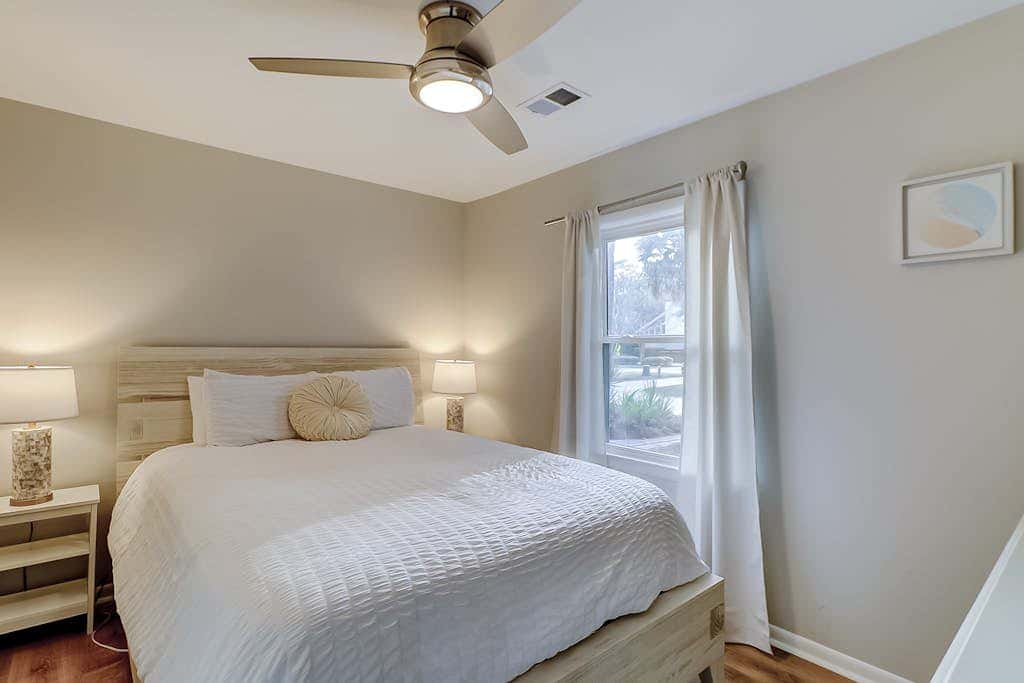 3 bedroom home Palm lined hideaway with pool and Dog Friendly