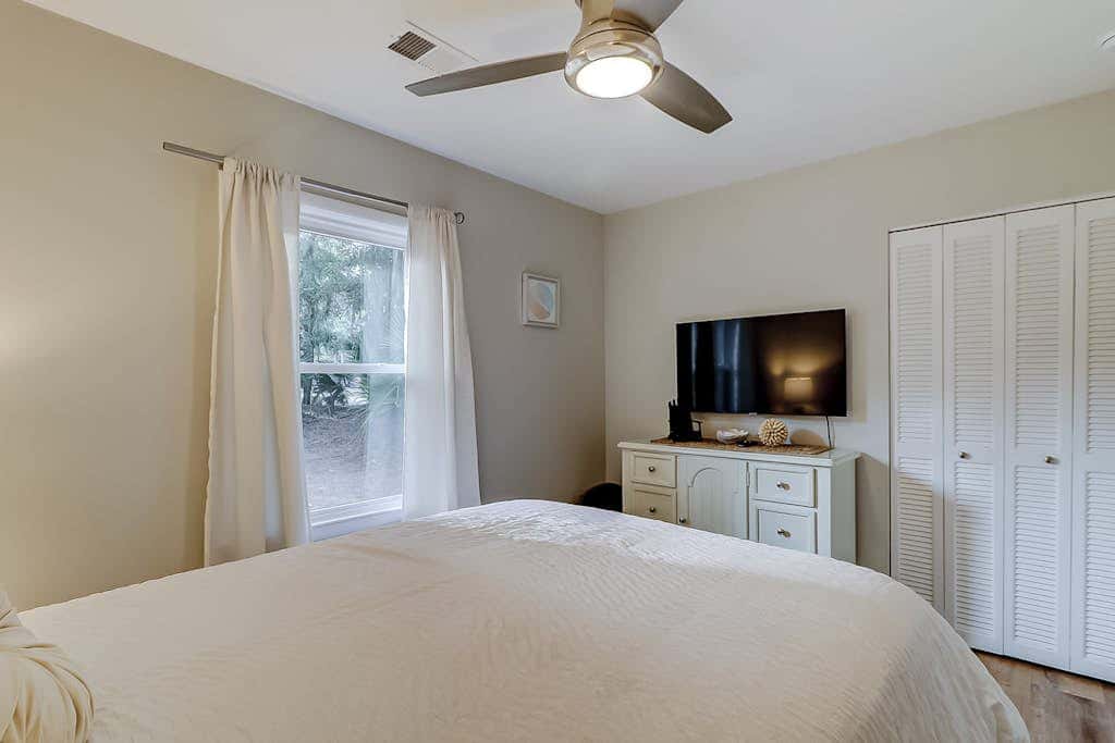 3 bedroom home Palm lined hideaway with pool and Dog Friendly