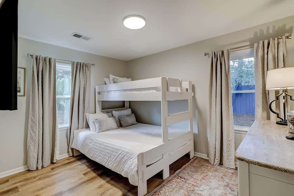 3 bedroom home Palm lined hideaway with pool and Dog Friendly
