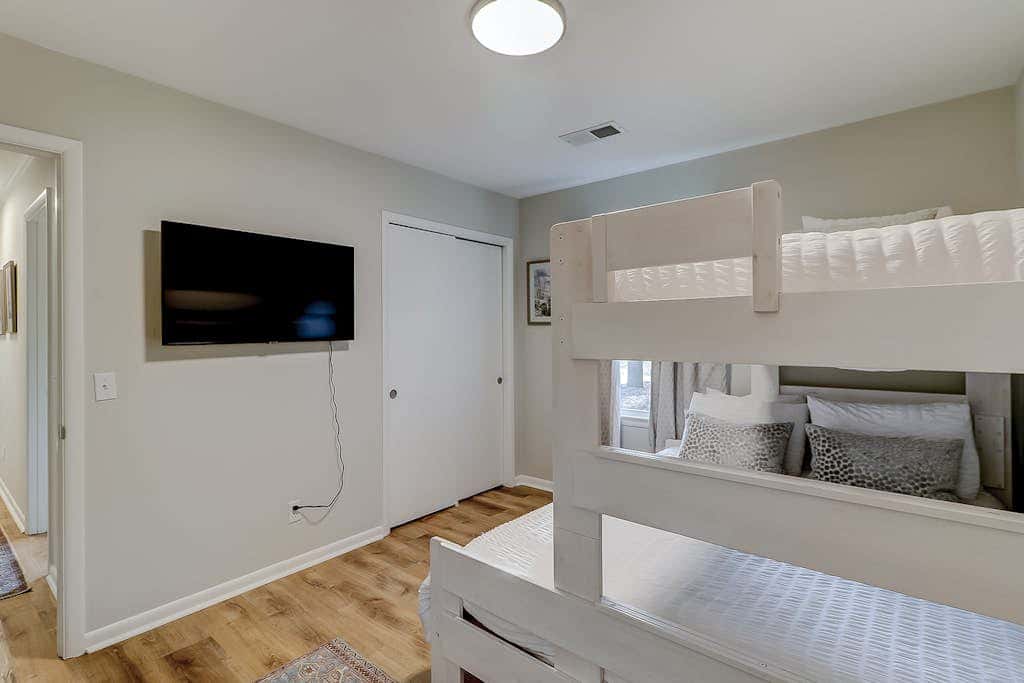 3 bedroom home Palm lined hideaway with pool and Dog Friendly