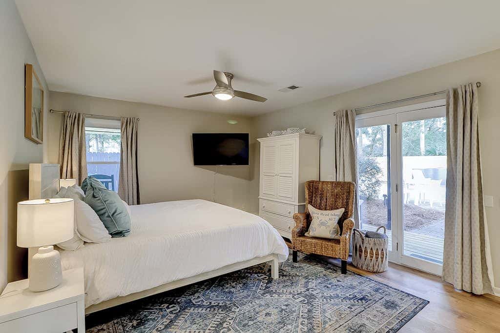 3 bedroom home Palm lined hideaway with pool and Dog Friendly