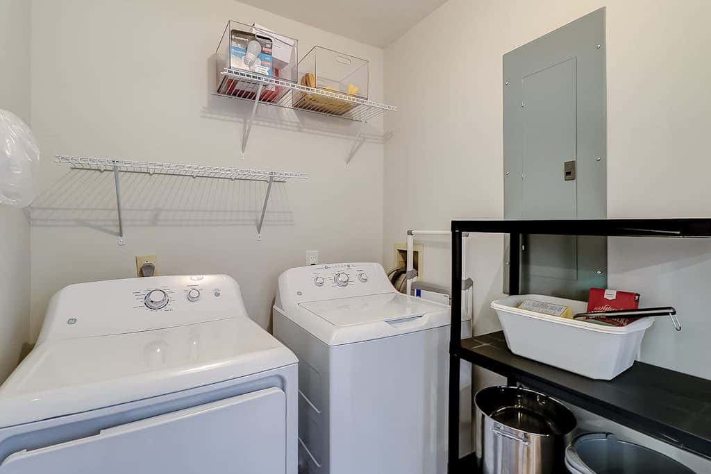 3 bedroom home Palm lined hideaway with pool and Dog Friendly