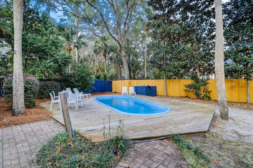 3 bedroom home Palm lined hideaway with pool and Dog Friendly