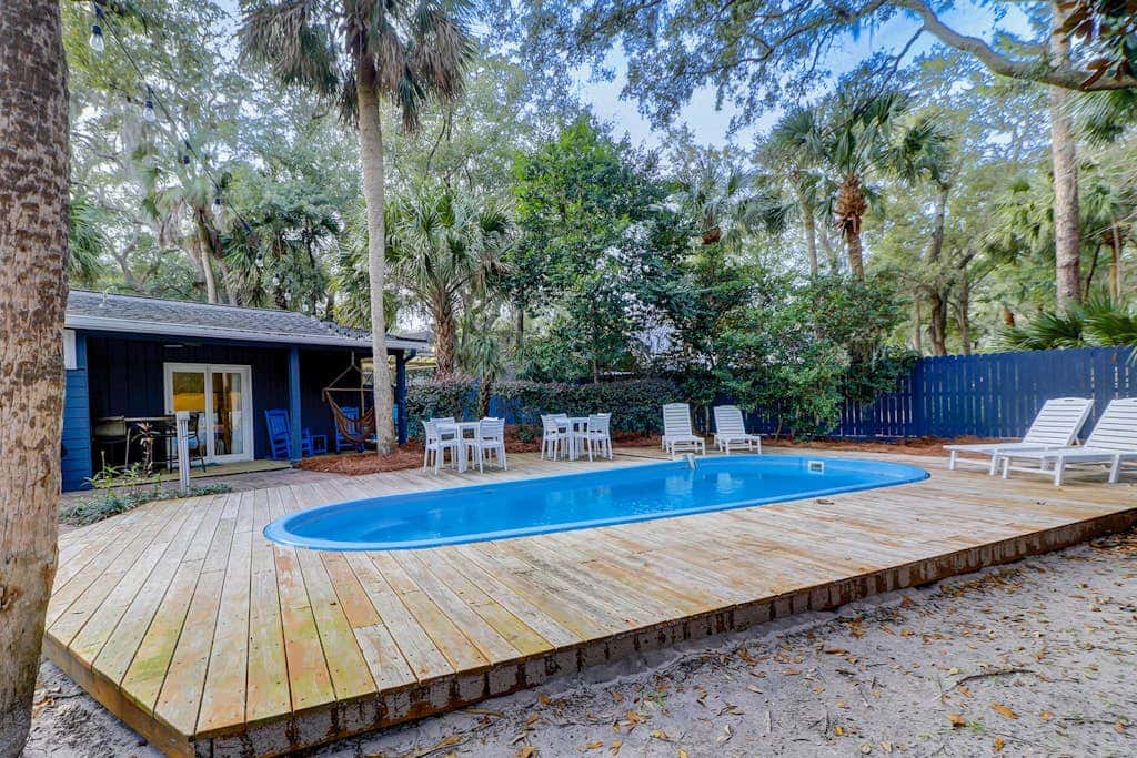 3 bedroom home Palm lined hideaway with pool and Dog Friendly