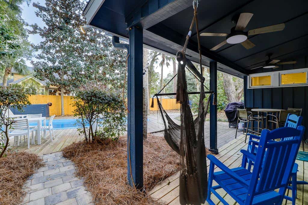 3 bedroom home Palm lined hideaway with pool and Dog Friendly