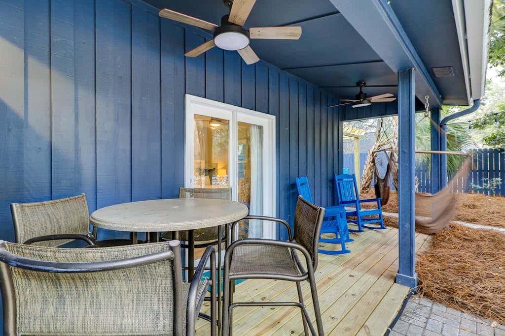 3 bedroom home Palm lined hideaway with pool and Dog Friendly