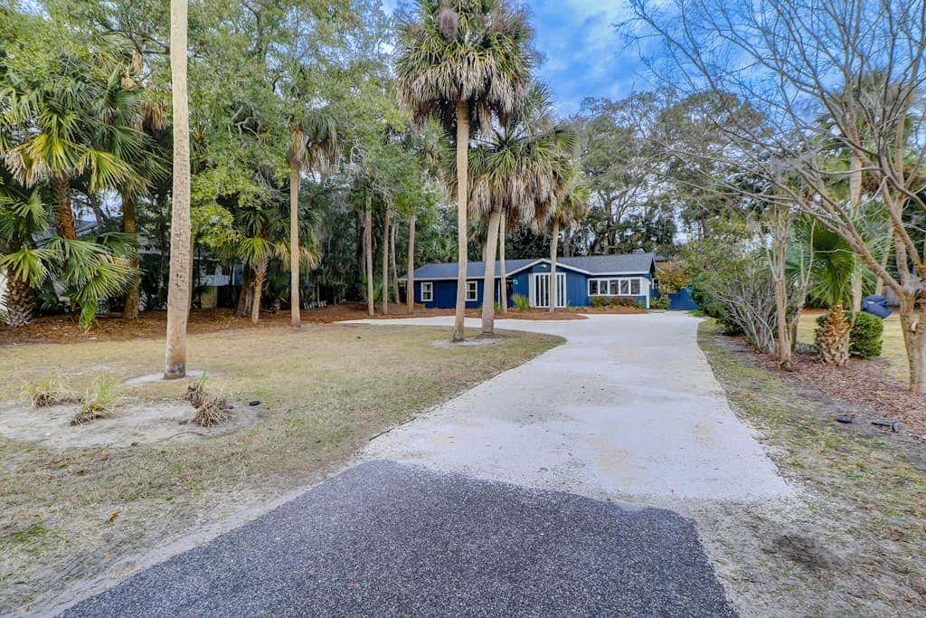 3 bedroom home Palm lined hideaway with pool and Dog Friendly