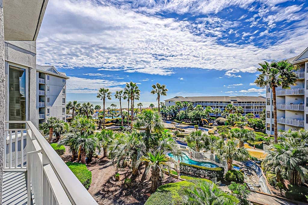 Oceanfront condo with pools, hot tubs, fitness room, & central AC
