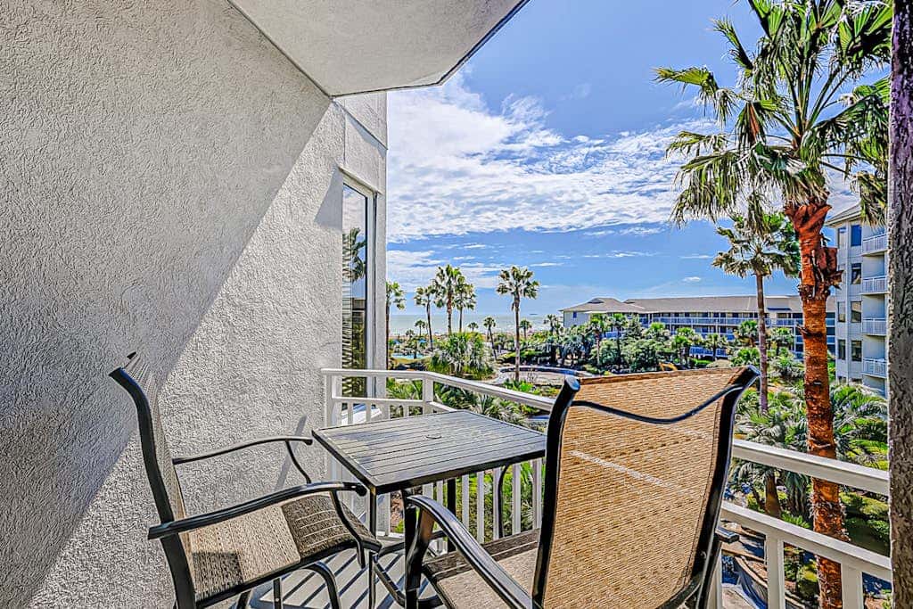 Oceanfront condo with pools, hot tubs, fitness room, & central AC