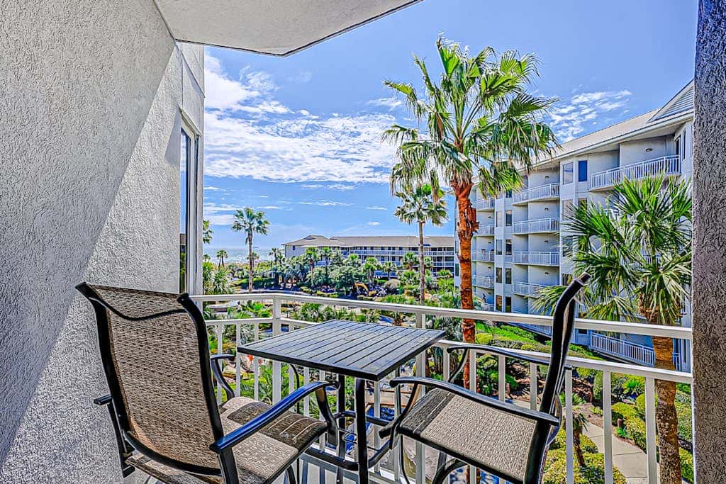 Oceanfront condo with pools, hot tubs, fitness room, & central AC