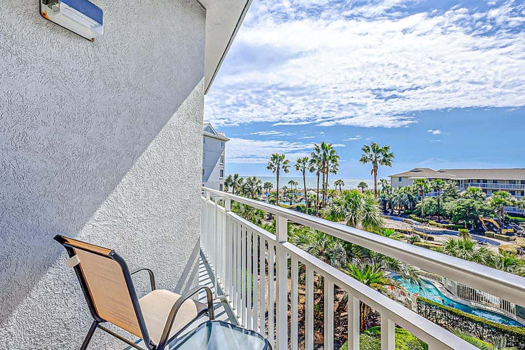 Oceanfront condo with pools, hot tubs, fitness room, & central AC