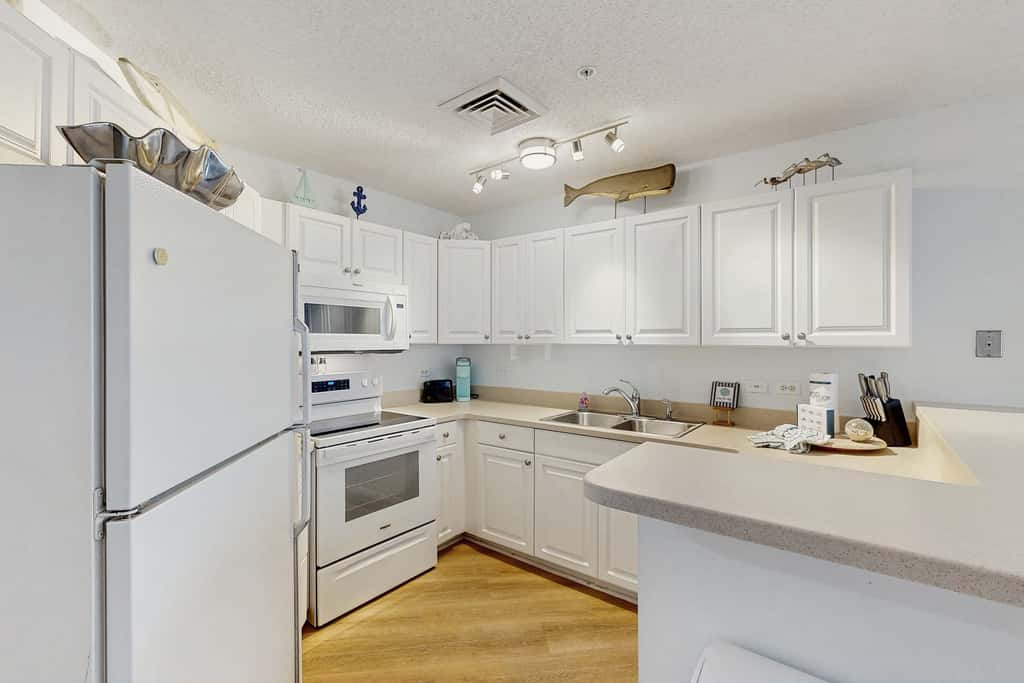 Oceanfront condo with pools, hot tubs, fitness room, & central AC
