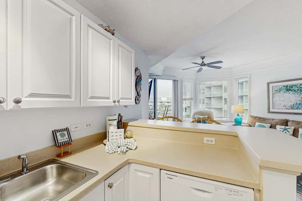 Oceanfront condo with pools, hot tubs, fitness room, & central AC