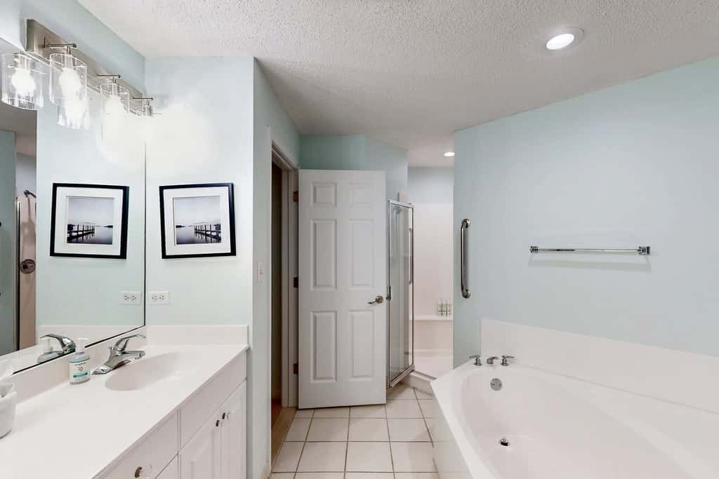 Oceanfront condo with pools, hot tubs, fitness room, & central AC