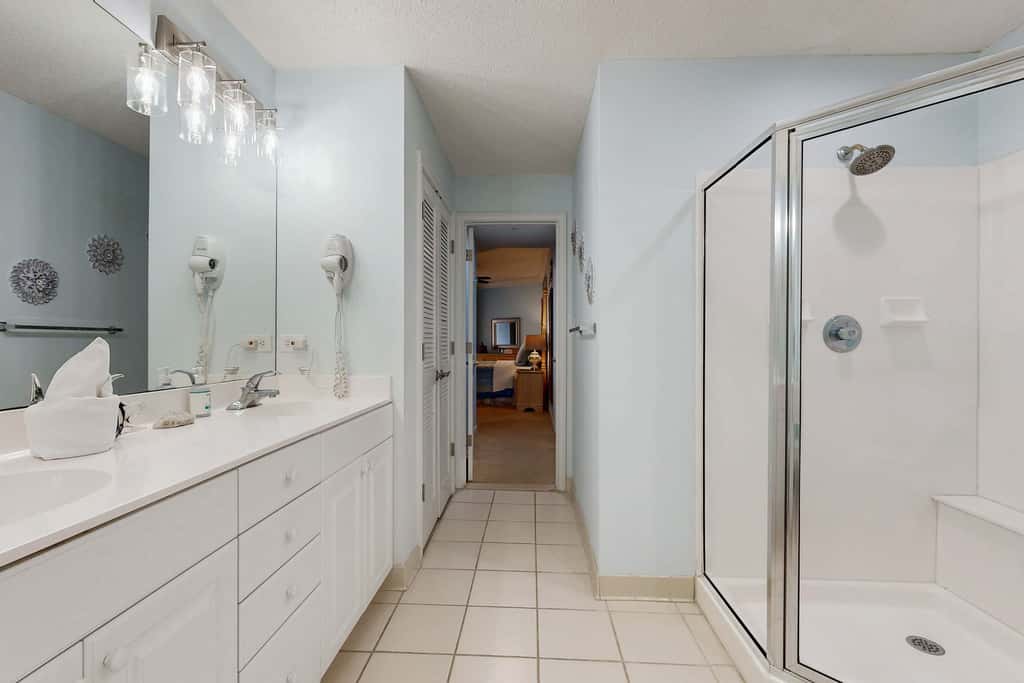 Oceanfront condo with pools, hot tubs, fitness room, & central AC