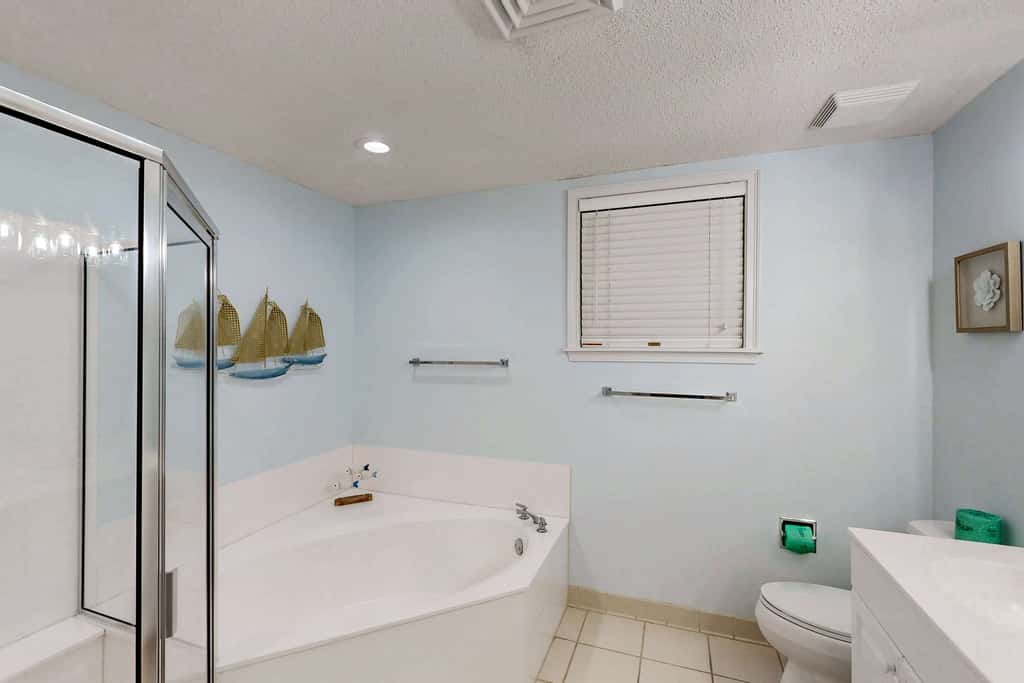 Oceanfront condo with pools, hot tubs, fitness room, & central AC