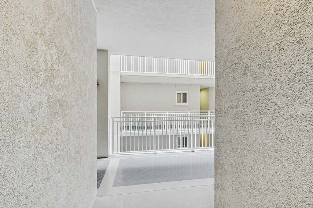 Oceanfront condo with pools, hot tubs, fitness room, & central AC