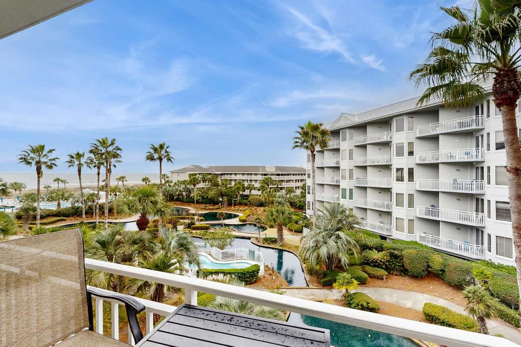 Oceanfront condo with pools, hot tubs, fitness room, & central AC
