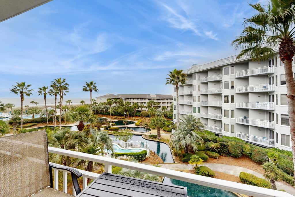 Oceanfront condo with pools, hot tubs, fitness room, & central AC