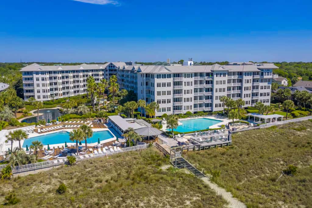 Oceanfront condo with pools, hot tubs, fitness room, & central AC