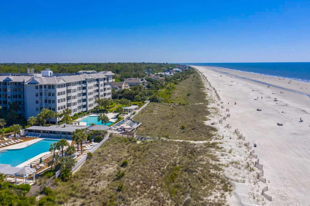 Oceanfront condo with pools, hot tubs, fitness room, & central AC