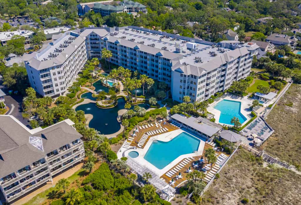 Oceanfront condo with pools, hot tubs, fitness room, & central AC