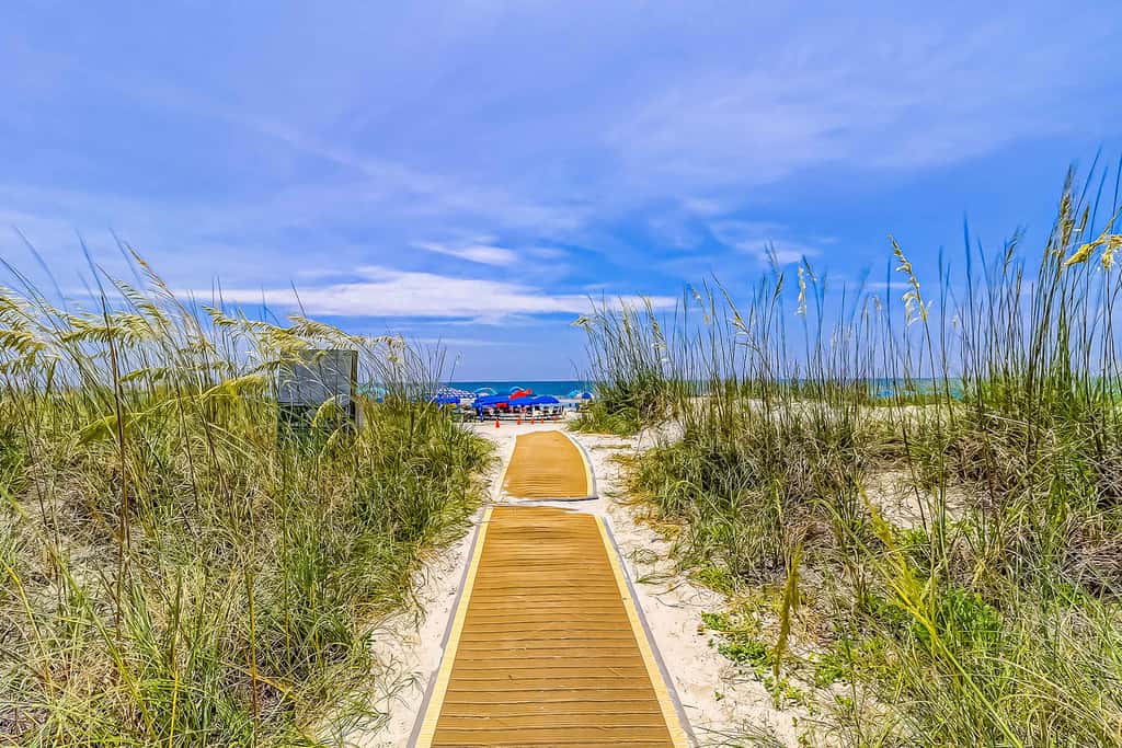 Oceanfront condo with pools, hot tubs, fitness room, & central AC