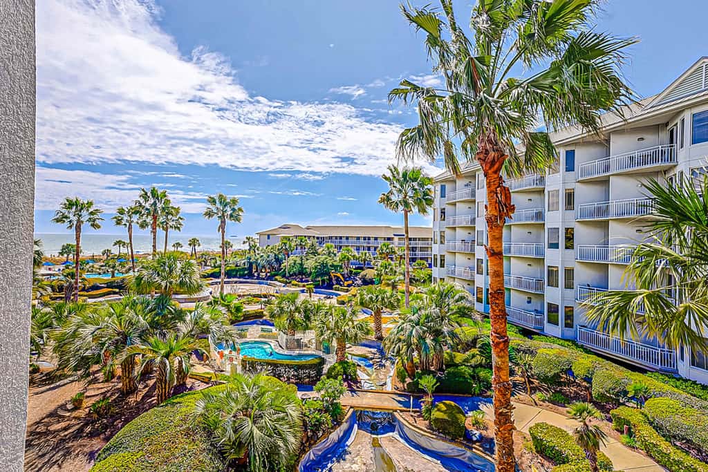 Oceanfront condo with pools, hot tubs, fitness room, & central AC