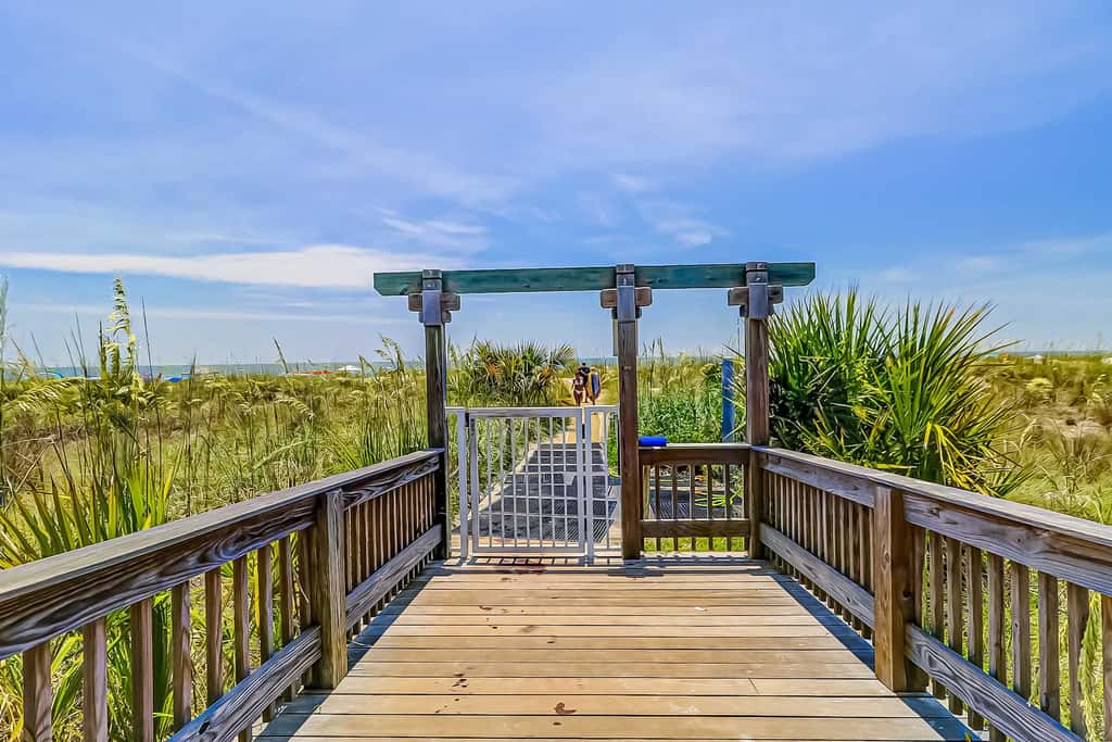 Oceanfront condo with pools, hot tubs, fitness room, & central AC