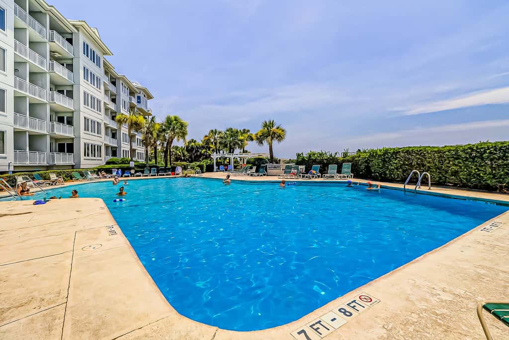 Oceanfront condo with pools, hot tubs, fitness room, & central AC