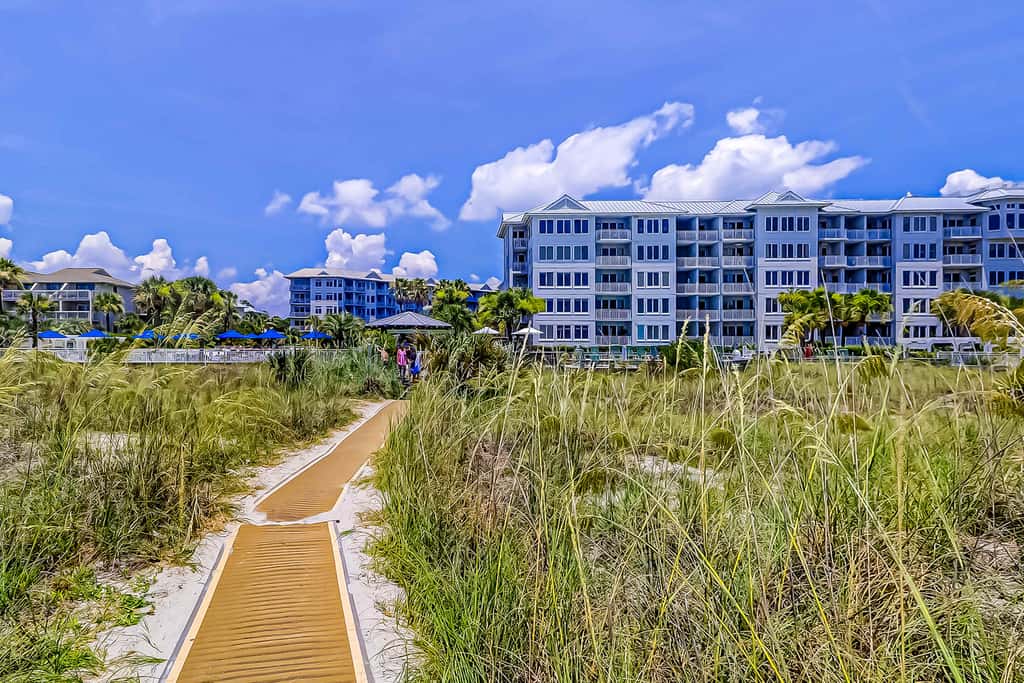 Oceanfront condo with pools, hot tubs, fitness room, & central AC