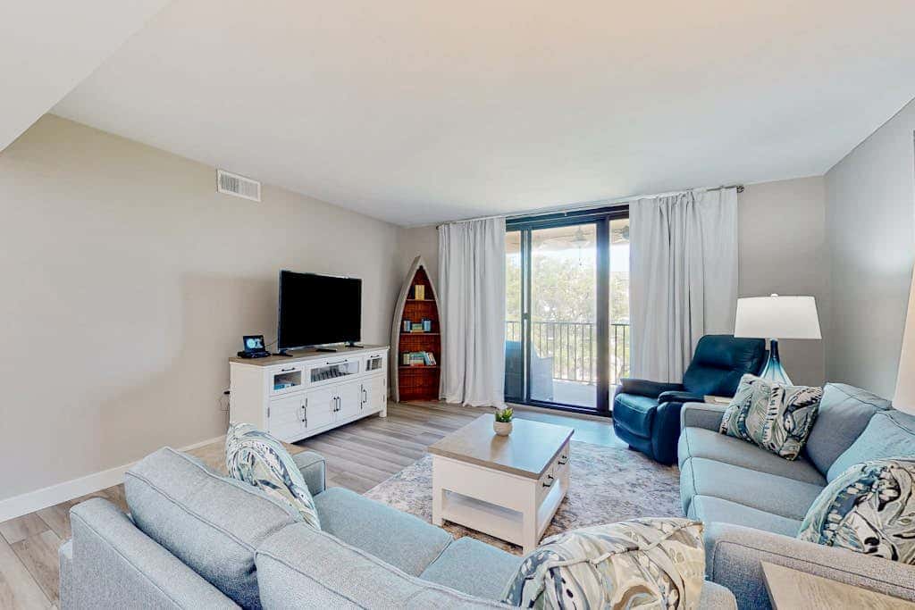 Ocean view condo at beachfront resort with pool, hot tub, pickleball & tennis